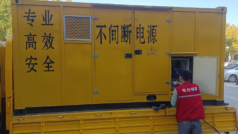 九台柴油发电机组和UPS电源配合使用时，如何避免切换过程中的电力中断？